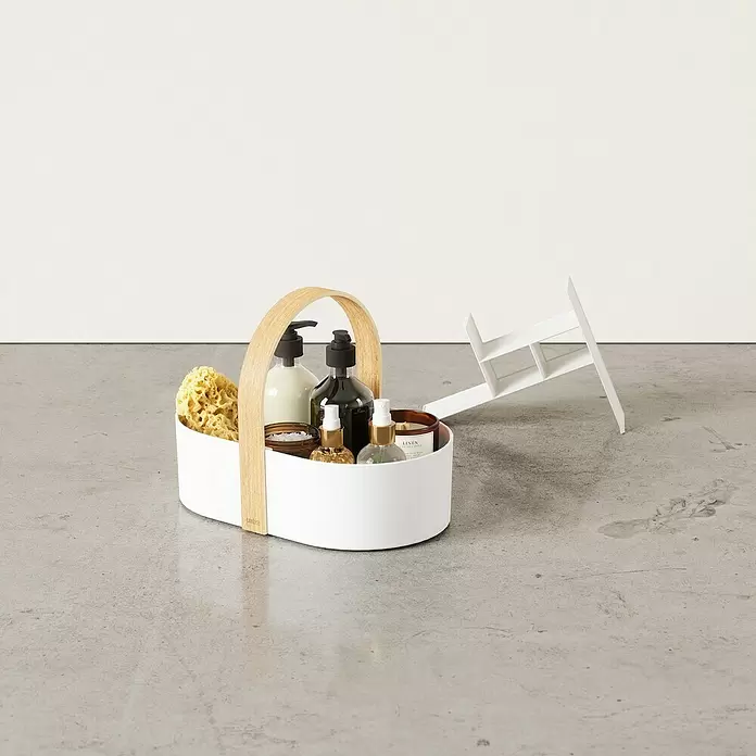 Umbra Aufbewahrungsbox Bellwood - L x B x H: 30 x 20 x 23 cm, Kunststoff, Weiß-Natur - Weißer Badezimmer-Caddy mit Holzgriff, gefüllt mit Badeprodukten und Schwamm. Ein kleiner, weißer Etagen-Duschcaddy steht daneben.