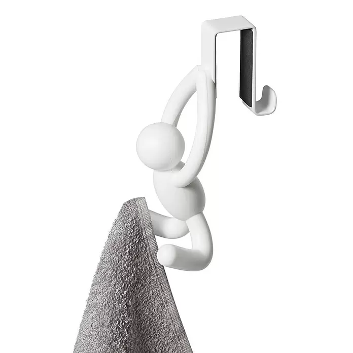 Umbra Türhaken Buddy - Metall, Weiß, 2 Stk. - Weißer Über-Tür-Haken in Form einer Person, hält ein graues Handtuch.