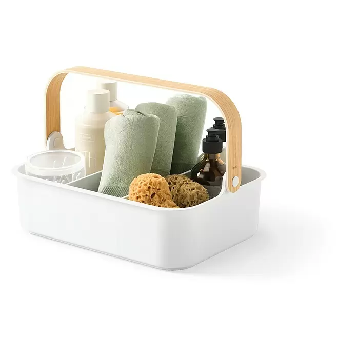 Umbra Aufbewahrungsbox Bellwood - L x B x H: 35 x 13 x 26 cm, Kunststoff, Weiß/Natur - Weißer Badezimmer-Caddy mit Holzgriff, gefüllt mit Flaschen, grünen Handtüchern und Naturschwämmen.