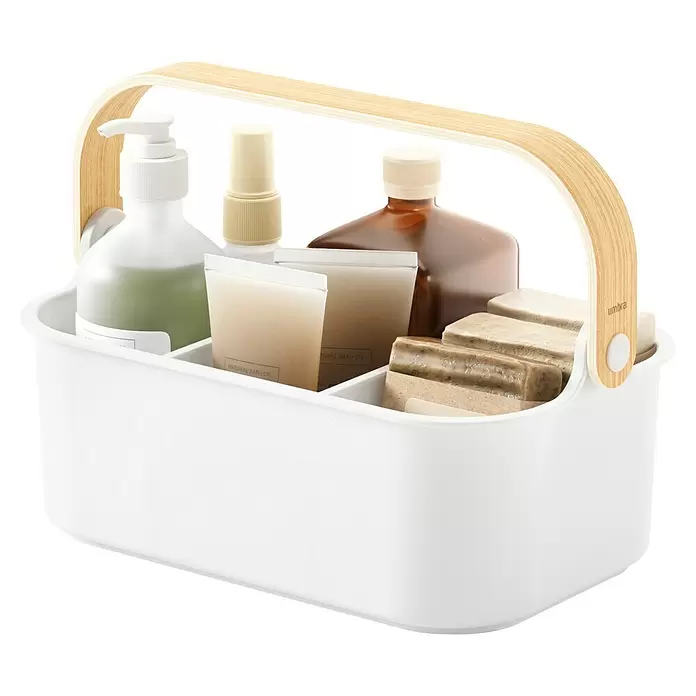Umbra Aufbewahrungsbox Bellwood - L x B x H: 27 x 12 x 17 cm, Kunststoff, Weiß/Natur - Weißer Bad-Organizer aus Kunststoff mit hellem Holzgriff, gefüllt mit verschiedenen Bade- und Körperpflegeprodukten.