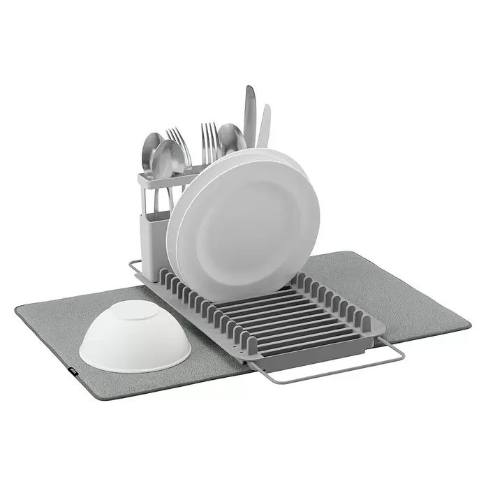 Umbra Abtropfmatte Udry - L x B x H: 51 x 57 x 17 mm, Kunststoff, Grau - Graues Abtropfgestell mit weißen Tellern und Besteck auf einer grauen Abtropfmatte, daneben eine weiße Schüssel.