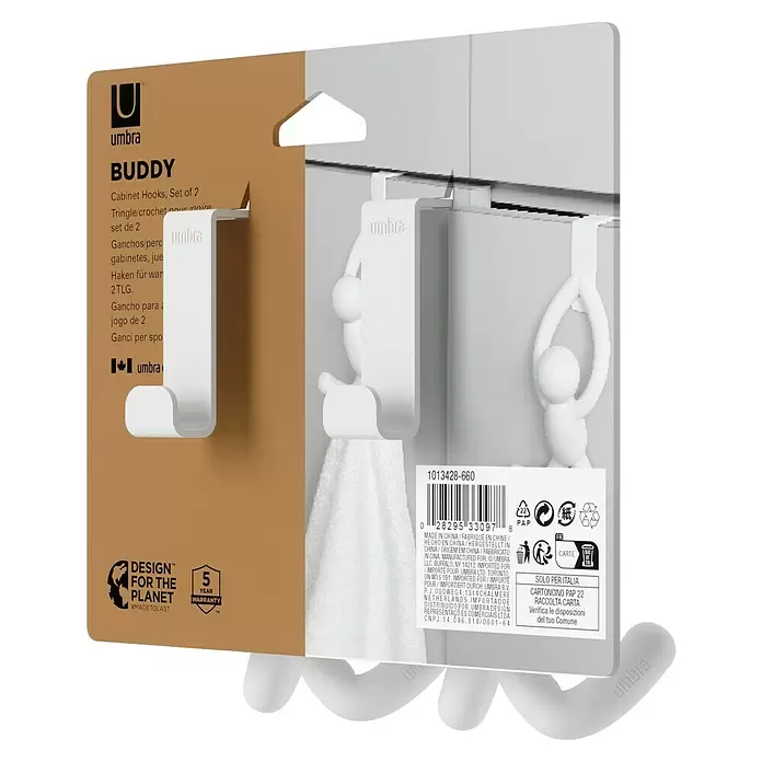 Umbra Türhaken Buddy - Metall, Weiß, 2 Stk. - Zwei weiße Umbra Buddy Schrankhaken in Verpackung, einer hält ein kleines weißes Handtuch.
