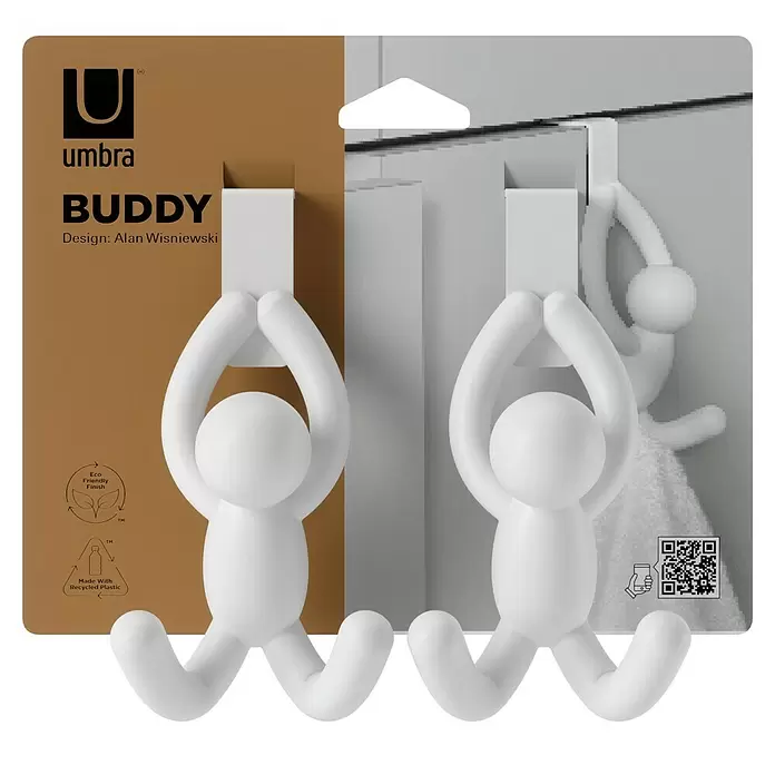 Umbra Türhaken Buddy - Metall, Weiß, 2 Stk. - Zwei weiße, menschenförmige Umbra Buddy Haken, aus recyceltem Kunststoff. Einer ist hängend dargestellt.