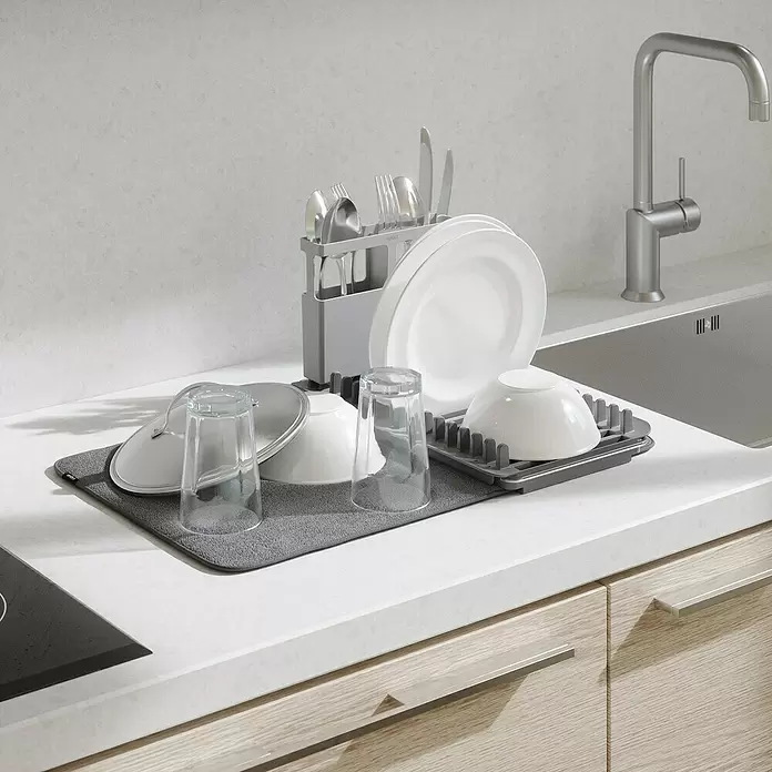 Umbra Abtropfmatte Udry - L x B x H: 51 x 57 x 17 mm, Kunststoff, Grau - Graues Abtropfgestell mit Matte für Geschirr, Gläser und Besteck auf einer Küchenarbeitsplatte.