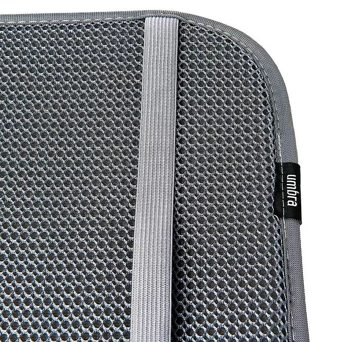 Umbra Abtropfmatte Udry - L x B x H: 61 mm x 46 cm x 4 cm, Kunststoff, Anthrazit - Graues Mesh-Gewebe mit vertikalem Gummiband und "umbra" Markenetikett.