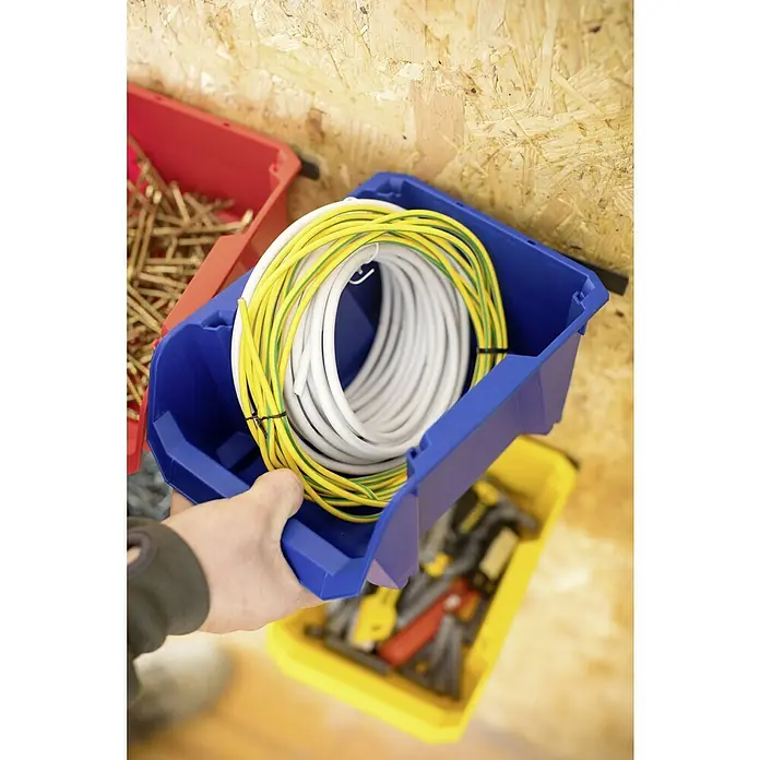 Stanley Sichtlagerkasten - Größe: 3, Blau - Eine blaue Aufbewahrungsbox gefüllt mit einem aufgerollten, gelb-weißem Elektrokabel. Im Hintergrund sind weitere Boxen zu sehen.