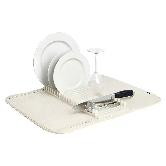 Umbra Abtropfmatte Udry - L x B x H: 61 x 46 x 4 mm, Kunststoff, Beige - Weißes Abtropfgestell und Abtropfmatte mit Tellern, Weinglas, Messer und Besteck.