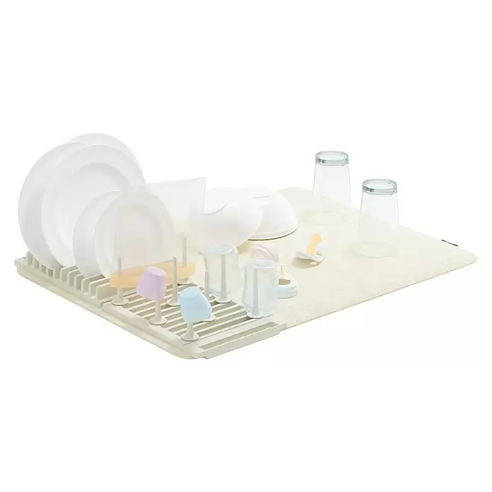 Umbra Abtropfmatte Udry Peg - L x B x H: 47 x 17 x 9 cm, Kunststoff, Beige - Ein weißes Geschirrabtropfgestell und eine helle Matte mit sauberen weißen Tellern, Gläsern, Babyflaschen und einem Schnuller.