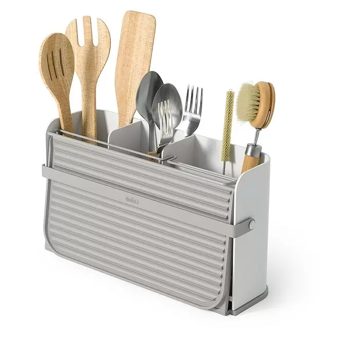 Umbra Abtropfgestell Sling - L x B x H: 33 x 38 x 17 cm, Kunststoff, Grau-Weiß - Weißer und grauer Küchenutensilienhalter mit Holz- und Metallutensilien, einer Flaschenbürste und einer Spülbürste.