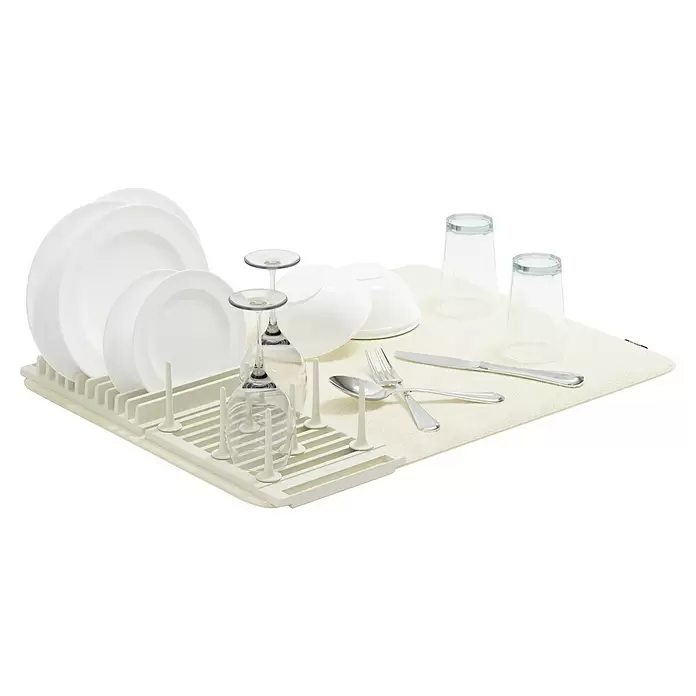 Umbra Abtropfmatte Udry Peg - L x B x H: 47 x 17 x 9 cm, Kunststoff, Beige - Weißer Abtropfständer aus Kunststoff mit cremefarbener Mikrofaser-Matte, darauf weißes Geschirr, Gläser und Besteck.