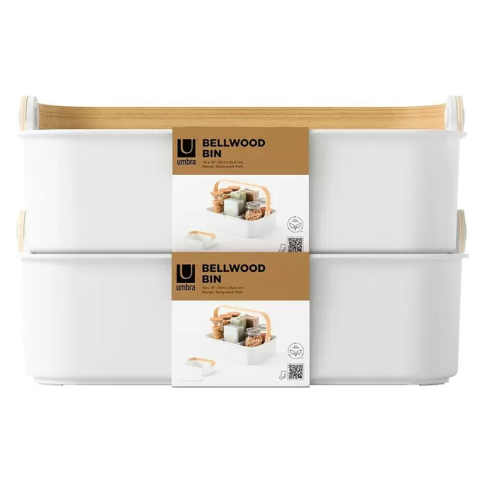 Umbra Aufbewahrungsbox Bellwood - L x B x H: 35 x 13 x 26 cm, Kunststoff, Weiß/Natur - Zwei gestapelte weiße Aufbewahrungsbehälter mit hellen Holzgriffen und braunen Produktetiketten.