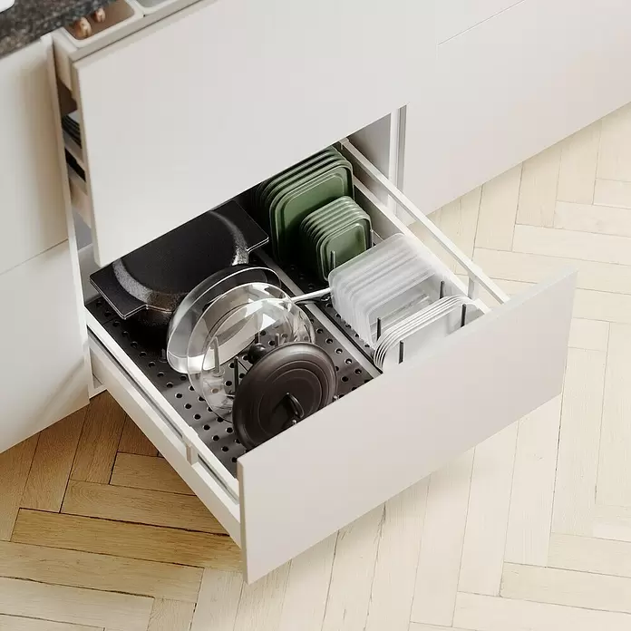 Umbra Schubladeneinsatz-Set Peggy - 45 cm, 15 cm, 1 cm, Grau, 2 Stk. - Weißer Küchenschub mit dunklem Organizer für Töpfe, Deckel und grüne/transparente Behälter.