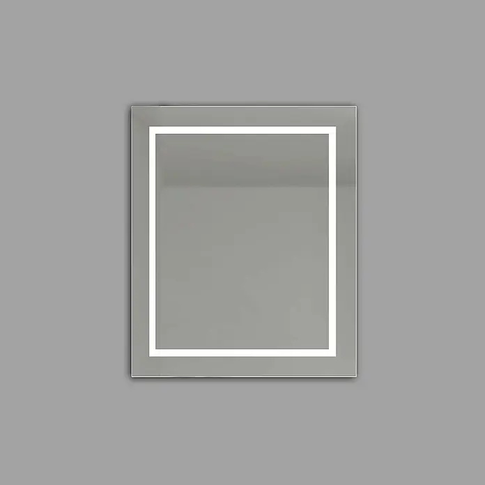 Camargue Lichtspiegel Linnea - 60 x 70 cm, Leuchtmittel - Das Bild zeigt einen rechteckigen Badezimmerspiegel mit integrierter LED-Beleuchtung, der an einer grauen Wand hängt. Ein minimalistisches und modernes Design.
