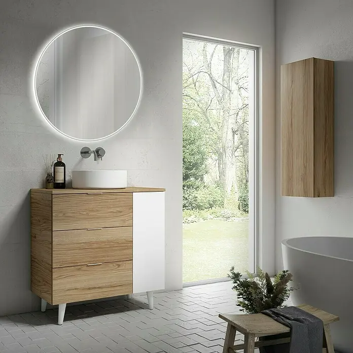Camargue Lichtspiegel Celia - Durchmesser: 80 cm, Leuchtmittel - Modernes Badezimmer mit Holzwaschtisch, rundem Spiegel mit Licht, Hocker und großem Fenster.