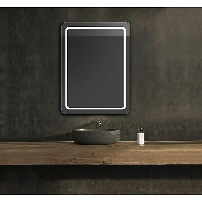Camargue Lichtspiegel Kea60 x 70 cm, Leuchtmittel - Ein beleuchteter Spiegel hängt über einem grauen Waschbecken auf einer Holzablage, wodurch ein moderner Badezimmerlook entsteht.