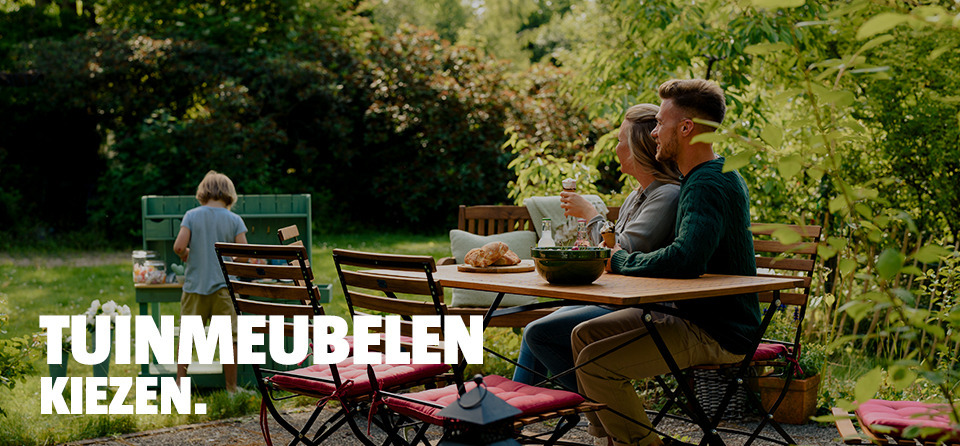 mensen-aan-tafel-met-kind-in-tuin-aan-tuinmeubelset