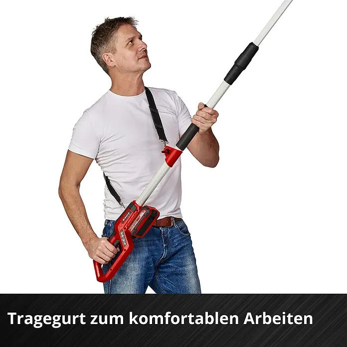 Einhell Power X-Change 18V Akku-Hochentaster GC-LC 18/20LI T-SOLO - 18 V, Ohne Akku, Schwertlänge: 20 cm - Bild zeigt einen Mann, der einen Akku-Hochentaster mit Tragegurt bedient. Der Tragegurt erleichtert komfortables Arbeiten.