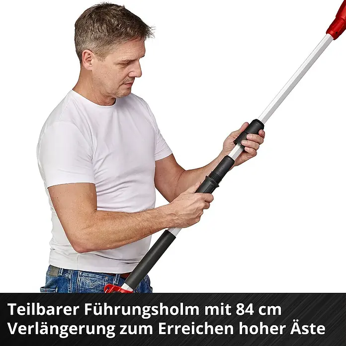 Einhell Power X-Change 18V Akku-Hochentaster GC-LC 18/20LI T-SOLO - 18 V, Ohne Akku, Schwertlänge: 20 cm - Mann hält einen teilbaren Führungsholm mit 84 cm Verlängerung. Ideal, um hohe Äste zu erreichen und die Gartenarbeit zu erleichtern.