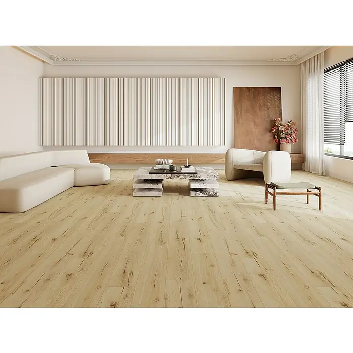 Vinylboden SPC Rigid - Eiche Zermatt, Landhausdiele, 1.220 x 180 x 4,5 mm - Elegantes Wohnzimmer mit hellem Holzboden, der Wärme und Natürlichkeit ausstrahlt. Die Dielen verleihen dem Raum eine moderne und einladende Atmosphäre.