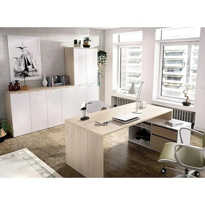 Dekit Mesa de escritorio y armario archivador Rox - Natural/Blanco, 2 pzs. - Amplia oficina con escritorio moderno y unidades de almacenamiento en colores claros, creando un ambiente de trabajo luminoso.