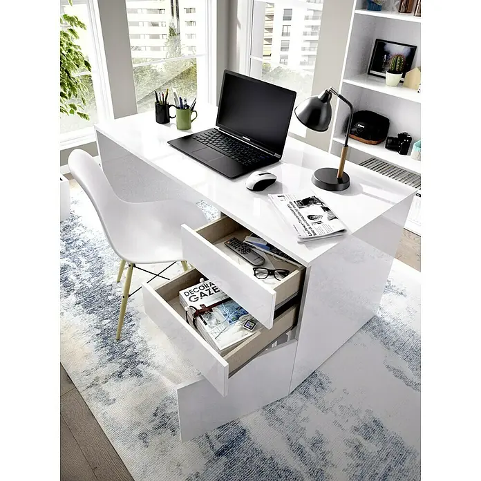 Dekit Mesa de escritorio Shiro - L x An x Al: 60 x 139 x 75 cm, Blanco, Número de cajones: 2 ud. - Escritorio blanco moderno con cajones abiertos, con un portátil, una lámpara y material de oficina para una oficina elegante.