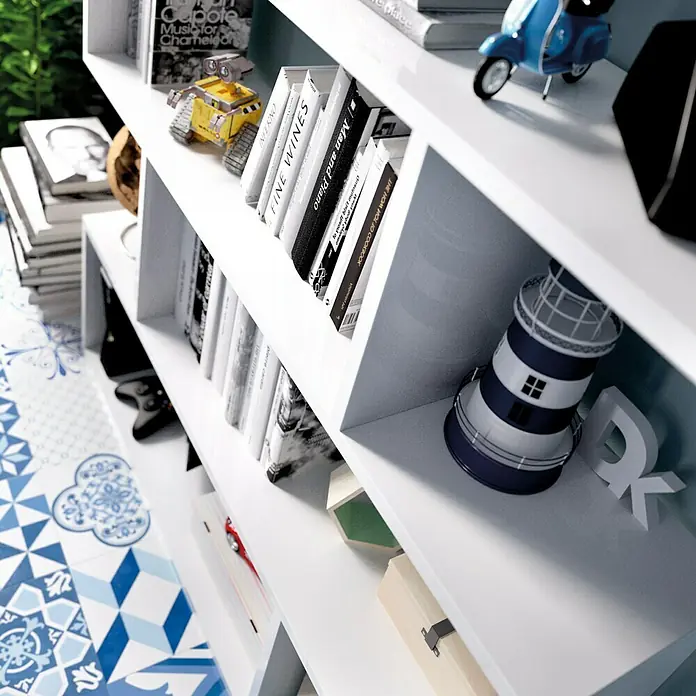 Dekit Estantería de madera Lis - Al x An x Pr: 96 x 110 x 25 cm, Número de baldas: 3 ud., Atornillado, Blanco - Primer plano de una estantería blanca con libros, adornos como un faro y un patinete de juguete, sobre un suelo de baldosas estampadas.