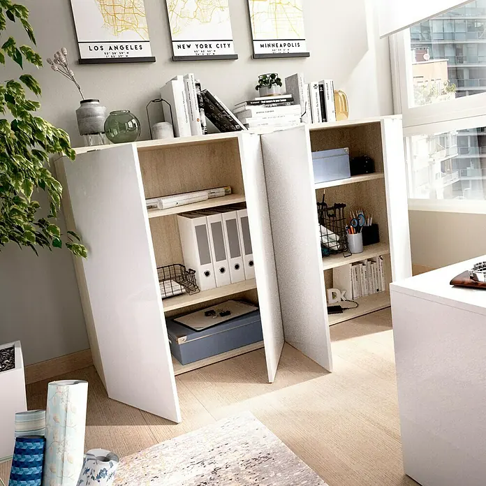 Dekit Armario multiusos de madera Rox - L x An x Al: 40 x 79 x 96 cm, Plástico, Blanco/Natural - La imagen muestra una estantería blanca moderna con compartimentos para material de oficina y decoración. Está sobre un suelo de madera clara junto a un escritorio.