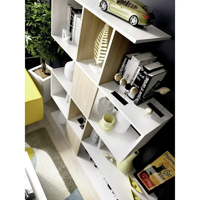 Dekit Estantería de madera Funk - Al x An x Pr: 145 x 145 x 29 cm, Número de baldas: 4 ud., Atornillado, Madera/Blanco - Captura de una estantería moderna en blanco y madera con objetos decorativos, libros y un coche de juguete, mostrando un interior elegante.