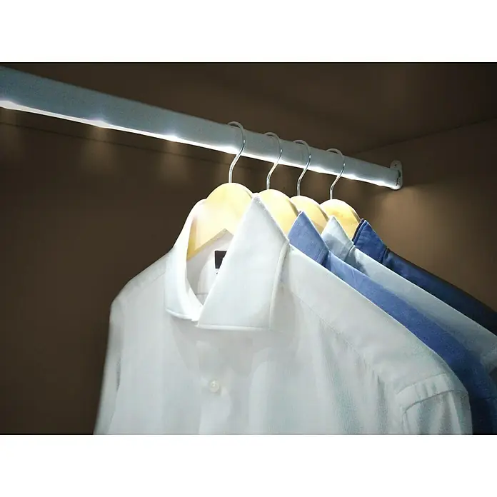Jocca Barra para ropa con luz y sensor - L x An x Al: 56,8 x 1 x 4,7 cm, Plateado, Armarios para ropa - Perchas con camisas y barra de armario LED para iluminación del armario, lo que ayuda a la visibilidad y la organización en el guardarropa.