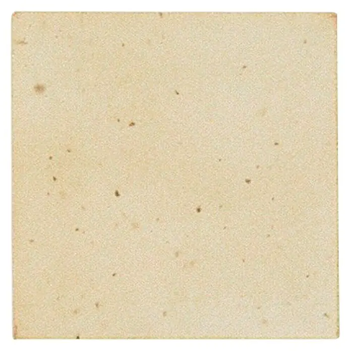 Esmalte de color Botz - Vainilla, 200 ml - Baldosa cuadrada beige con pequeñas manchas oscuras para suelos o revestimientos de paredes, ideal para diseños vintage o rústicos.