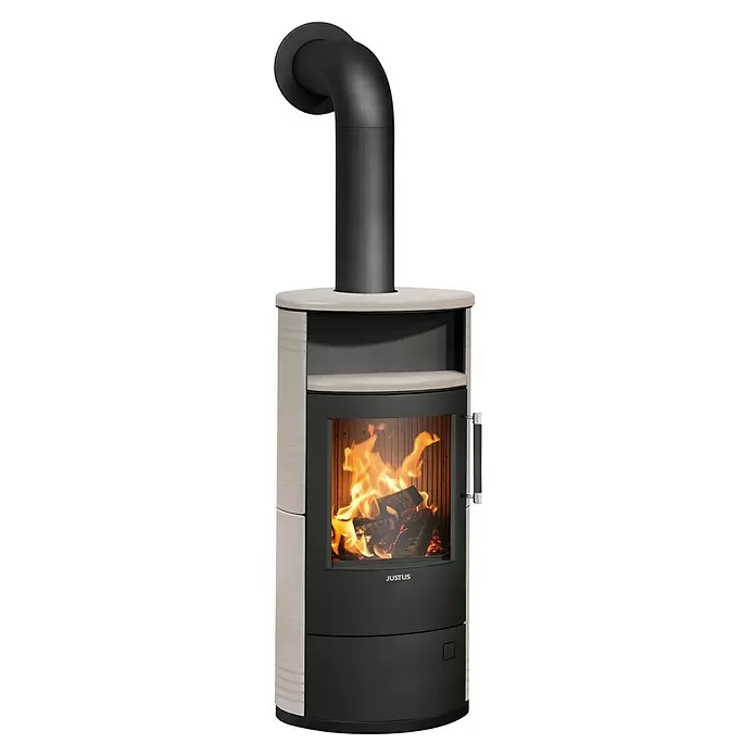 Justus Kaminofen Island 5 2.0 - 5 kW, Raumheizvermögen: 88 m³, Material Verkleidung: Keramik, Freddo/Schwarz - Moderner Holzofen mit schwarzem Ofenrohr, hellen Steinseiten und schwarzem Korpus. Flammen sind durch die Glastür sichtbar.