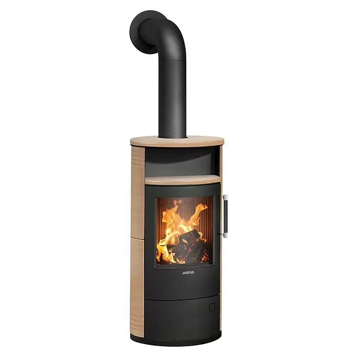 Justus Kaminofen Island 5 2.0 - 5 kW, Raumheizvermögen: 88 m³, Material Verkleidung: Keramik, Corretto/Schwarz - Moderner Kaminofen aus schwarzem Metall mit hellen Holzpaneelen, sichtbarem Feuer und schwarzem Rauchrohr.