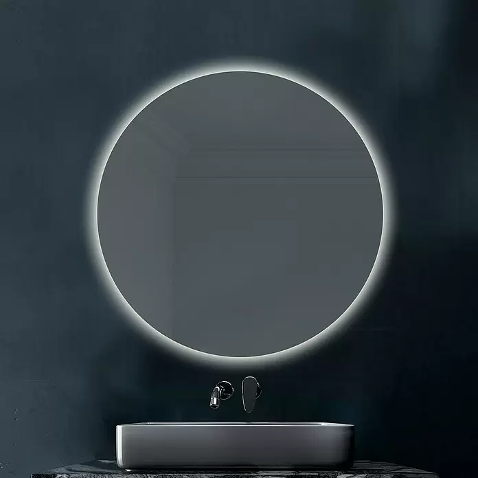 Camargue Lichtspiegel Siro - Durchmesser: 80 cm, Leuchtmittel - Runder beleuchteter Spiegel über einem eckigen Waschbecken mit Chrom-Wandarmaturen in einem dunklen modernen Bad.