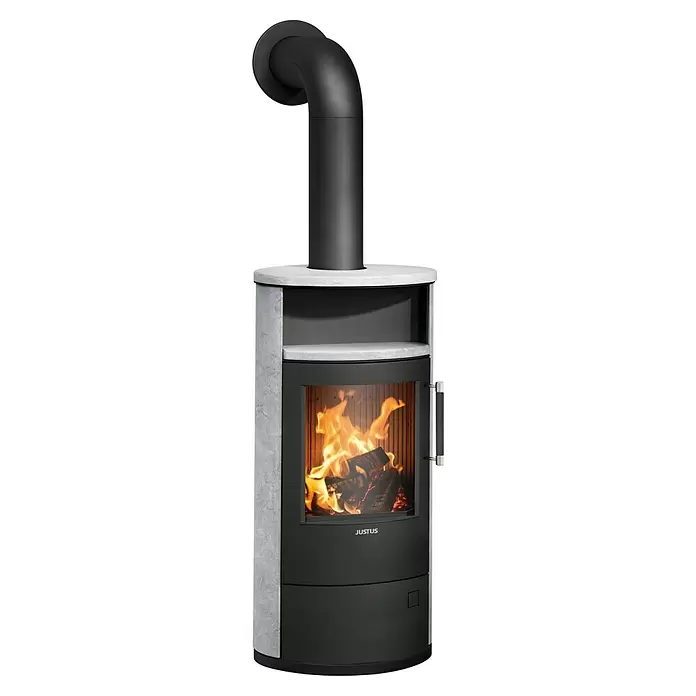 Justus Kaminofen Island 5 2.0 - 5 kW, Raumheizvermögen: 88 m³, Material Verkleidung: Speckstein, Schwarz - Moderner Holzofen mit grauen Steinseiten, schwarzem Metallkorpus und schwarzem Rauchrohr. Flammen durch Glastür sichtbar.