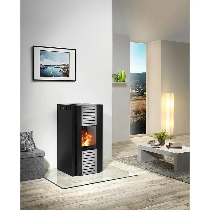 Justus Pelletofen Sirkos Aqua 2.0 - 2,5 kW - 9,4 kW, Raumheizvermögen: 200 m³, Material Verkleidung: Stahl, Schwarz - Moderner Justus Kaminofen mit Glasplatte im stilvollen Wohnzimmer. Der Ofen spendet Wärme und Atmosphäre mit sichtbarem Feuer.