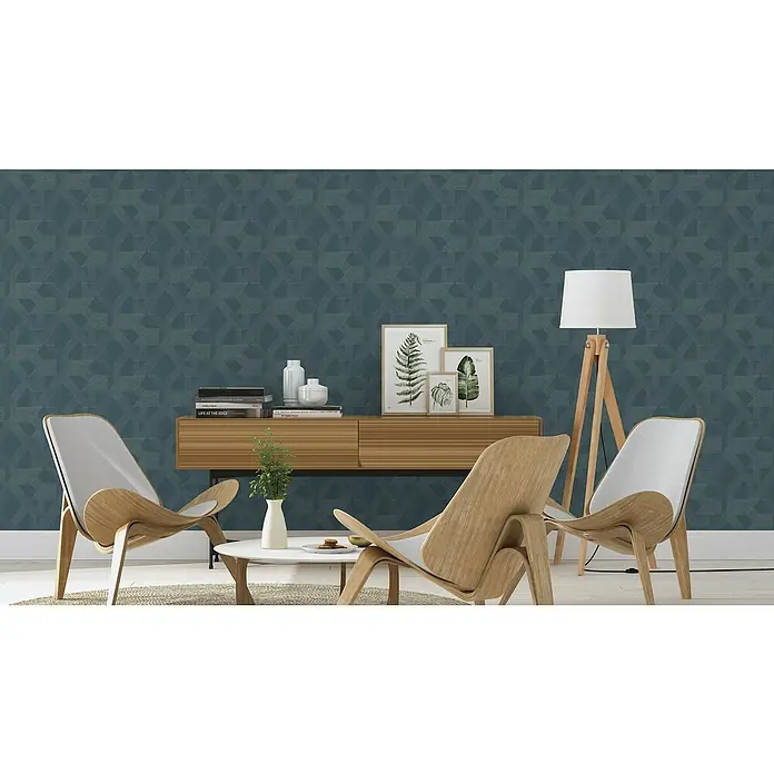 SCHÖNER WOHNEN-Kollektion Cosyliving Vliestapete LINES Grafik - Petrol-Silber, Grafisch, 10,05 x 0,53 m - Ein Zimmer mit zwei Stühlen, einem Lowboard und einer Stehlampe, die eine gemütliche Atmosphäre schaffen. Die Wand ist mit einer gemusterten Tapete verziert.