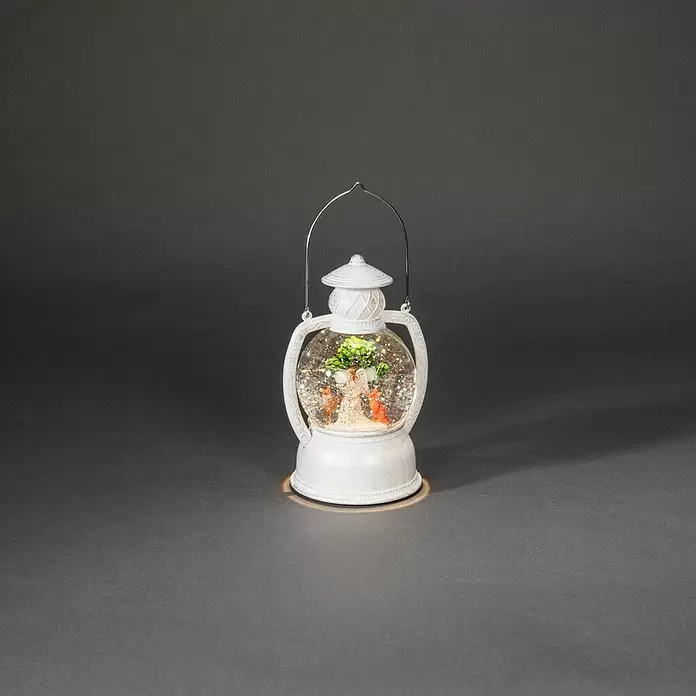 Konstsmide LED-Schneelaterne - Innen, 11,2 x 12,4 x 20 cm, Batteriebetrieben - Weiße Laternen-Schneekugel mit Krippenszene und Glitzer, die ein warmes Licht abgibt.