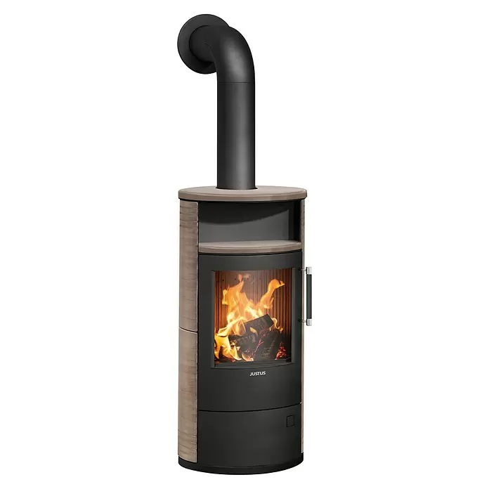Justus Kaminofen Island 5 2.0 - 5 kW, Raumheizvermögen: 88 m³, Material Verkleidung: Keramik, Grappa/Schwarz - Moderner Kaminofen mit heller Steinverkleidung, schwarzem Metall, Glasfront mit Flammen und schwarzem Rauchrohr.
