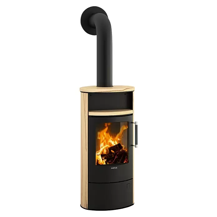 Justus Kaminofen Island 5 2.0 - 5 kW, Raumheizvermögen: 88 m³, Material Verkleidung: Speckstein, Sandstein/Schwarz - Moderner Holzofen mit hellen Holzseiten, schwarzer Metalltür und sichtbaren Flammen. Mit schwarzem Ofenrohr.