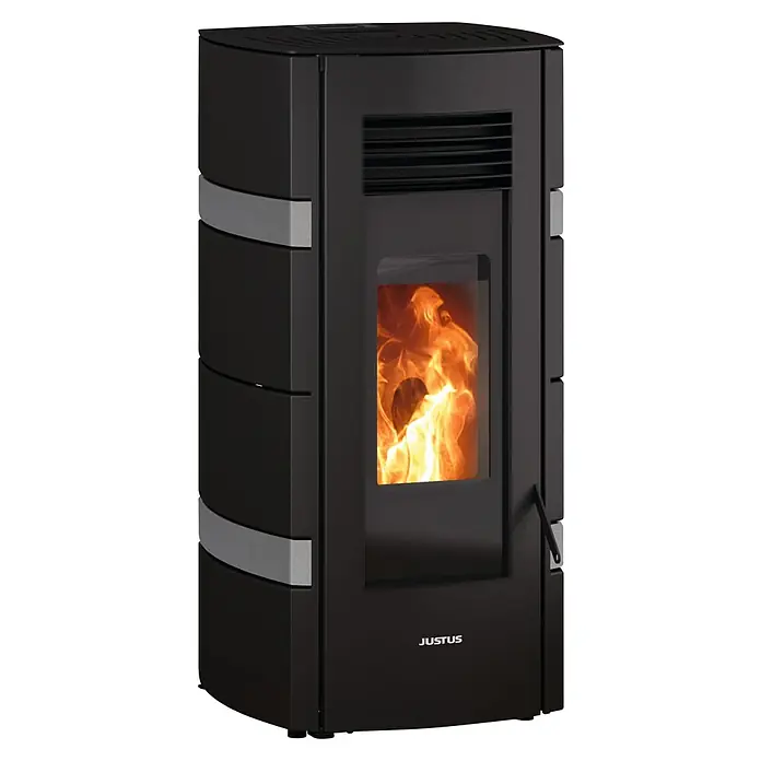 Justus Pelletofen Sia - Raumheizvermögen: 0 m³ - 200 m³, Beton/Schwarz - Ein Justus Pelletofen in Schwarz, mit sichtbarem Feuer hinter einer Glasscheibe. Moderne Heizlösung für Ihr Zuhause mit elegantem Design.