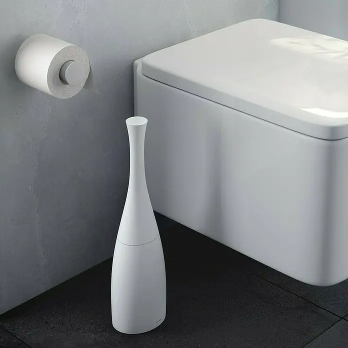 Cosmic Saku Escobillero de suelo - Altura: 38,5 cm, Plástico, Blanco - Un baño moderno con un elegante escobillero y un portarrollos de papel higiénico de pared, todo en un diseño minimalista.