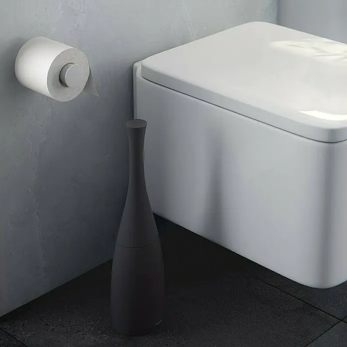 Cosmic Saku Escobillero de suelo - Altura: 38,5 cm, Plástico, Negro - Elegante foto de baño con un inodoro moderno, un cepillo de baño y un rollo de papel higiénico en la pared.