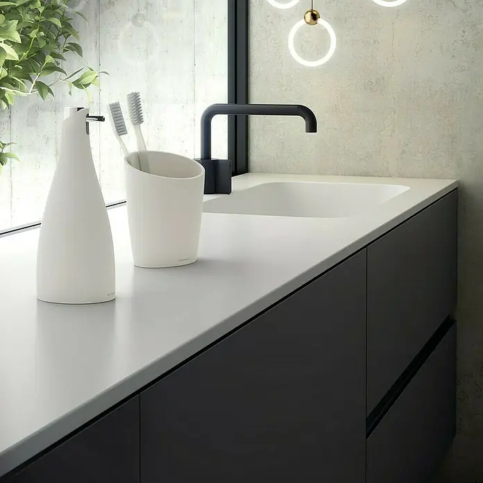 Cosmic Saku Portacepillos - Ø x Al: 8 x 13 cm, Piedra - Elegante conjunto de baño con mueble de lavabo negro mate, lavabo sobre encimera blanco y accesorios de baño a juego, como un dispensador de jabón y un vaso para cepillos de dientes.