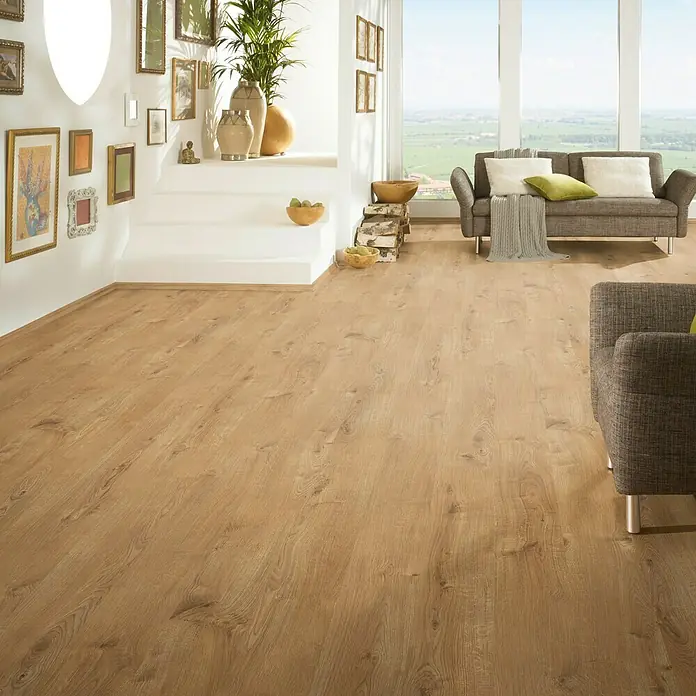 LOGOCLIC Laminatmuster Family Dolo - 296 x 195 x 1 mm, Landhausdiele - Dieses Bild zeigt einen Laminatboden in einem hellen Wohnzimmer mit Möbeln und Dekorationen. Der Bodenbelag ist das Hauptelement.