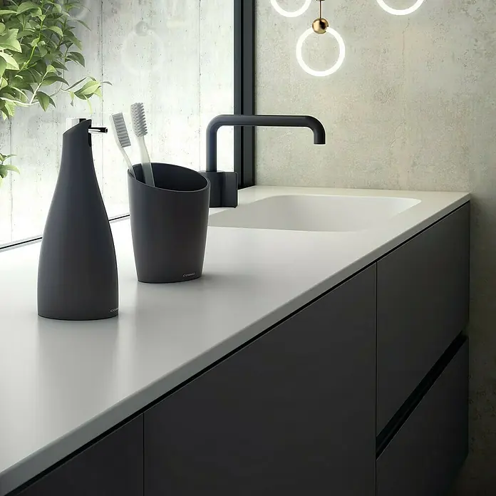 Cosmic Saku Portacepillos - Ø x Al: 8 x 13 cm, Negro - Accesorios de baño negros sobre un elegante tocador.