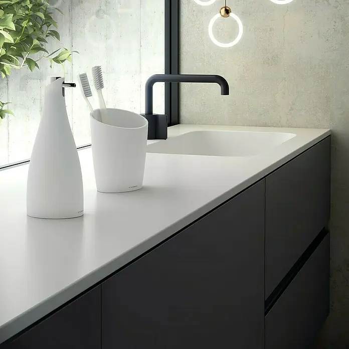 Cosmic Saku Portacepillos - Ø x Al: 8 x 13 cm, Blanco - Primer plano de un baño moderno con lavabo blanco, grifo negro, dispensador de jabón y portacepillos de dientes.