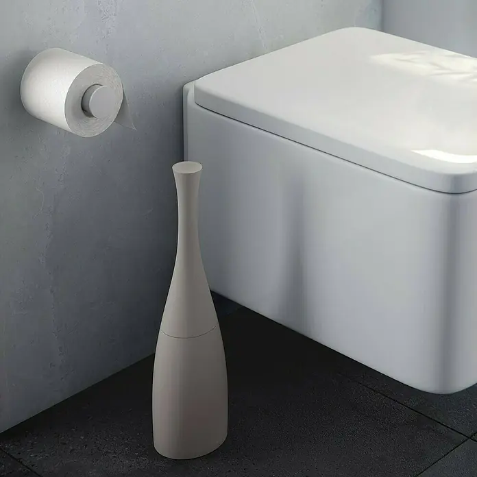 Cosmic Saku Escobillero de suelo - Altura: 38,5 cm, Plástico, Gris - Imagen de un baño elegante con WC, portarrollos y escobilla moderna. Diseño elegante para un espacio limpio y ordenado en tu hogar.