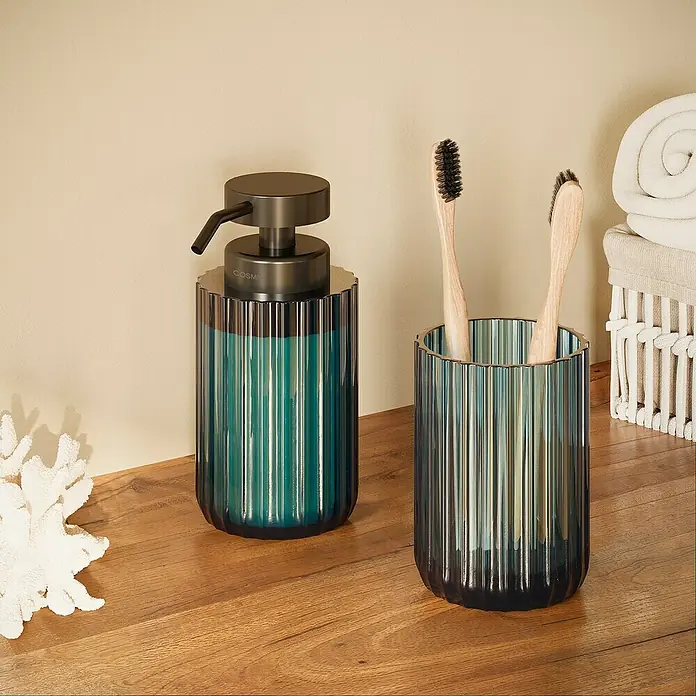 Cosmic Lido Dispensador de jabón - L x An x Al: 78 x 78 x 172 cm, Vidrio, Bluish Green - Un elegante set de baño con dispensador de jabón azul y un portacepillos de dientes de vidrio acanalado para una higiene elegante.