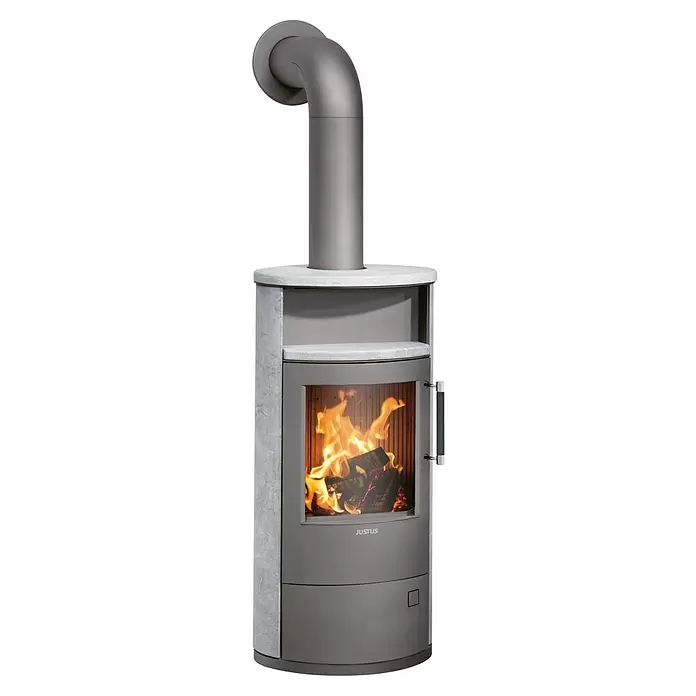 Justus Kaminofen Island 5 2.0 - 5 kW, Raumheizvermögen: 88 m³, Material Verkleidung: Speckstein, Gussgrau - Moderner grauer Holzofen mit hellen Steinflanken und sichtbarem Feuer durch die Glastür.