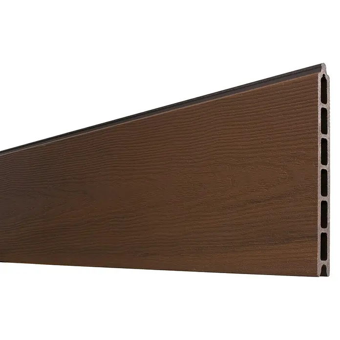 T & J Sichtschutzelement Lamelle Öland - 179 x 21 cm, Ipé - Nahaufnahme eines braunen Terrassendielenprofils aus Verbundwerkstoff mit Holzmaserung und Hohlkammerstruktur.